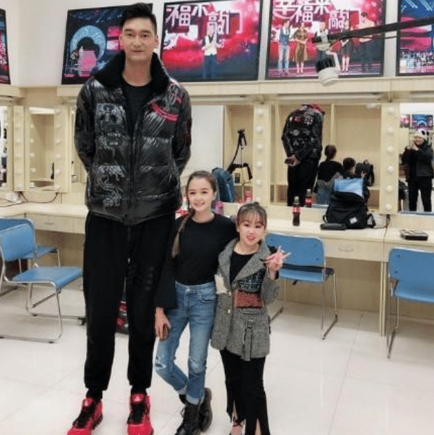 《功夫》里巨人武术家,没想到戏外竟是暖男,与1米96妻子甜到炸