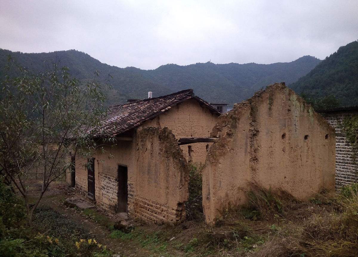 土房子的外部墙面,已经随着使用时间,变得衰败萧条,处处都是苍凉之景.
