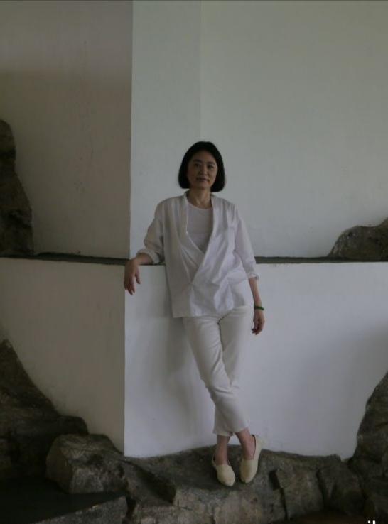 65岁林青霞是什么神仙颜值,穿开叉小黑裙比例惊人,美得透不过气