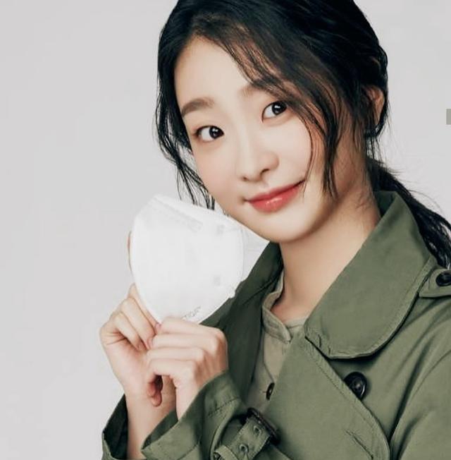 梨泰院娃娃脸女主现身,穿连体裤像长腿超模,剧里真被发型耽误了