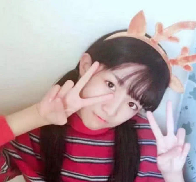 女装大佬艾比小时候照片被曝光,颜值太高,网友:从小就美