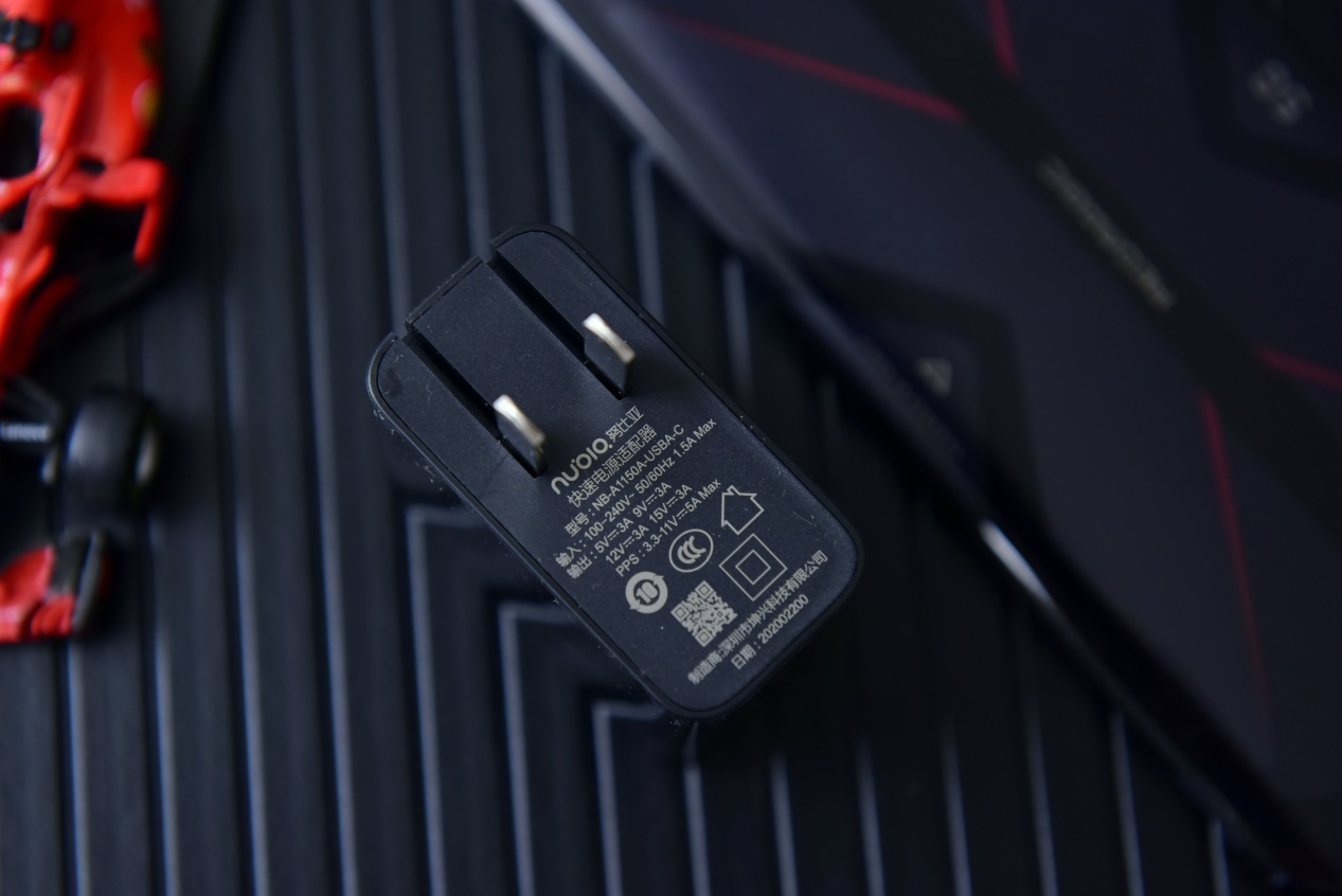 游戏手机不再需要半斤重!红魔5G“轻、快“带你上分吃鸡!