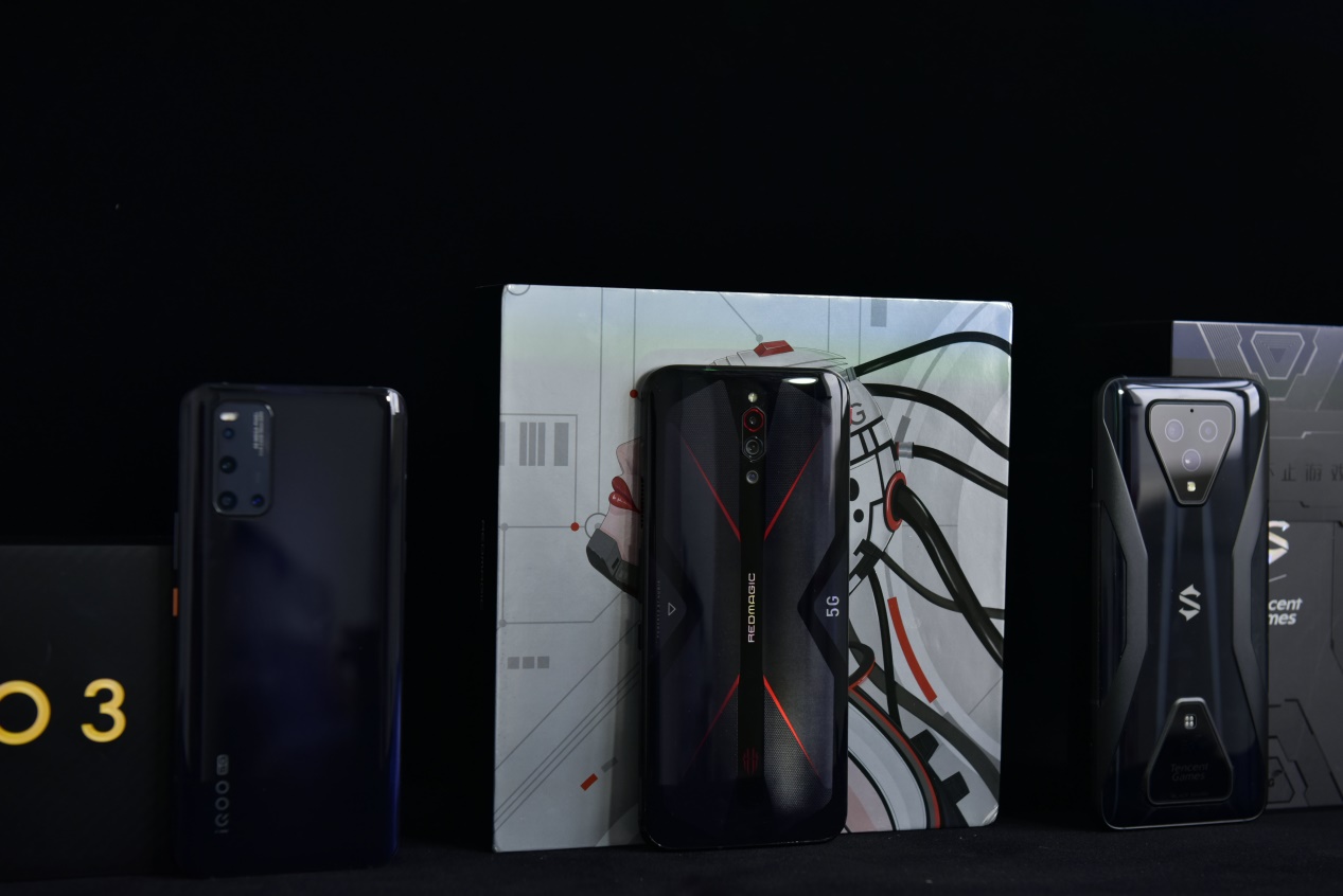 游戏手机不再需要半斤重!红魔5G“轻、快“带你上分吃鸡!