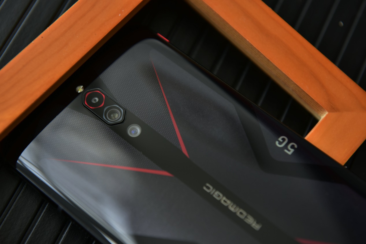 游戏手机不再需要半斤重!红魔5G“轻、快“带你上分吃鸡!