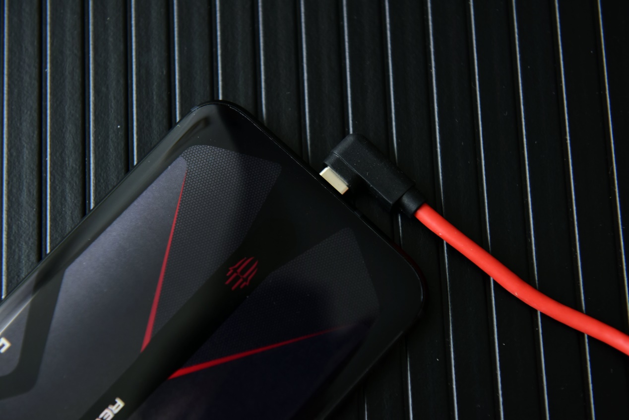 游戏手机不再需要半斤重!红魔5G“轻、快“带你上分吃鸡!