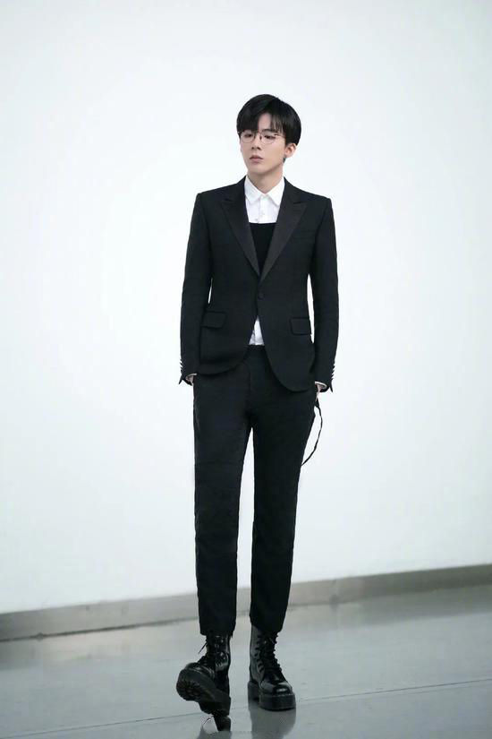 永不过时的黑白搭配 简洁干练中散发无穷魅力