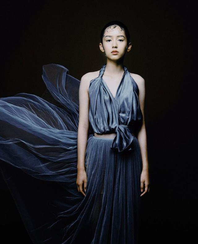 少年的你中她是魏莱今穿挂脖上衣配纱裙刘海看得人想笑