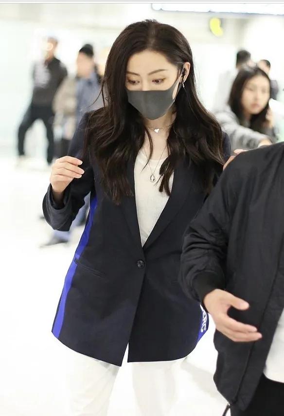 张天爱穿黑色西装搭配白色裤子现身,精致干练,清逸洒脱