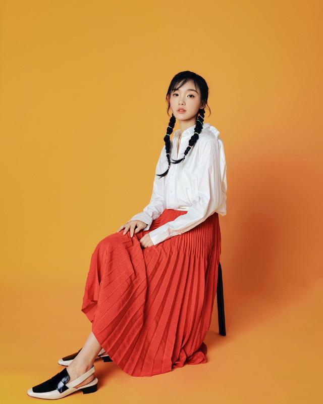 她被创造101淘汰今穿白色t恤扎丸子头尽显俏皮甜美