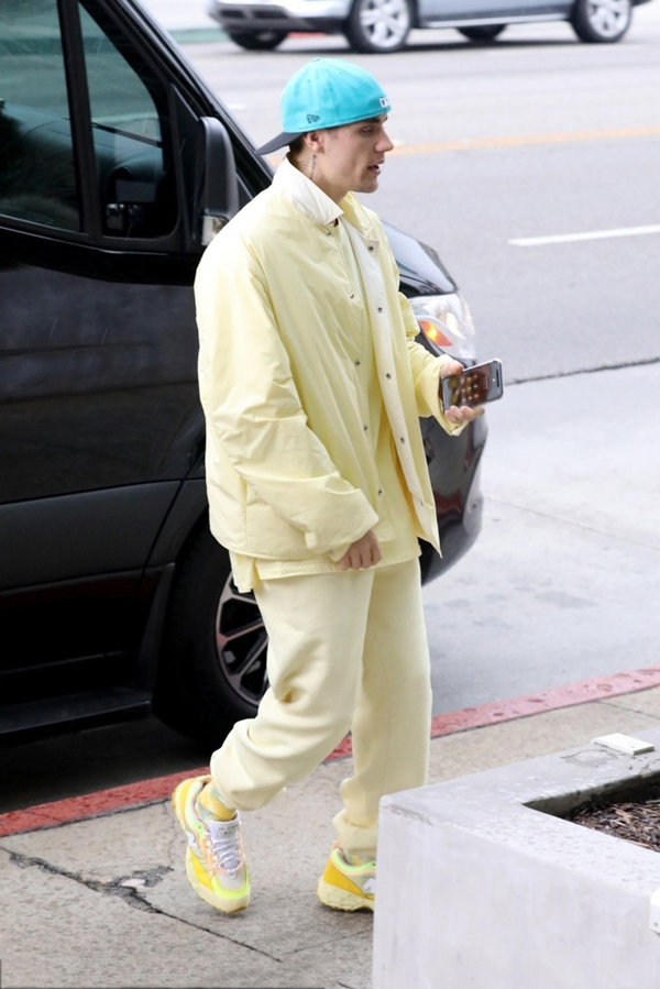 比伯穿鹅黄色look清新现身,脸颊内凹瘦得惹人心疼