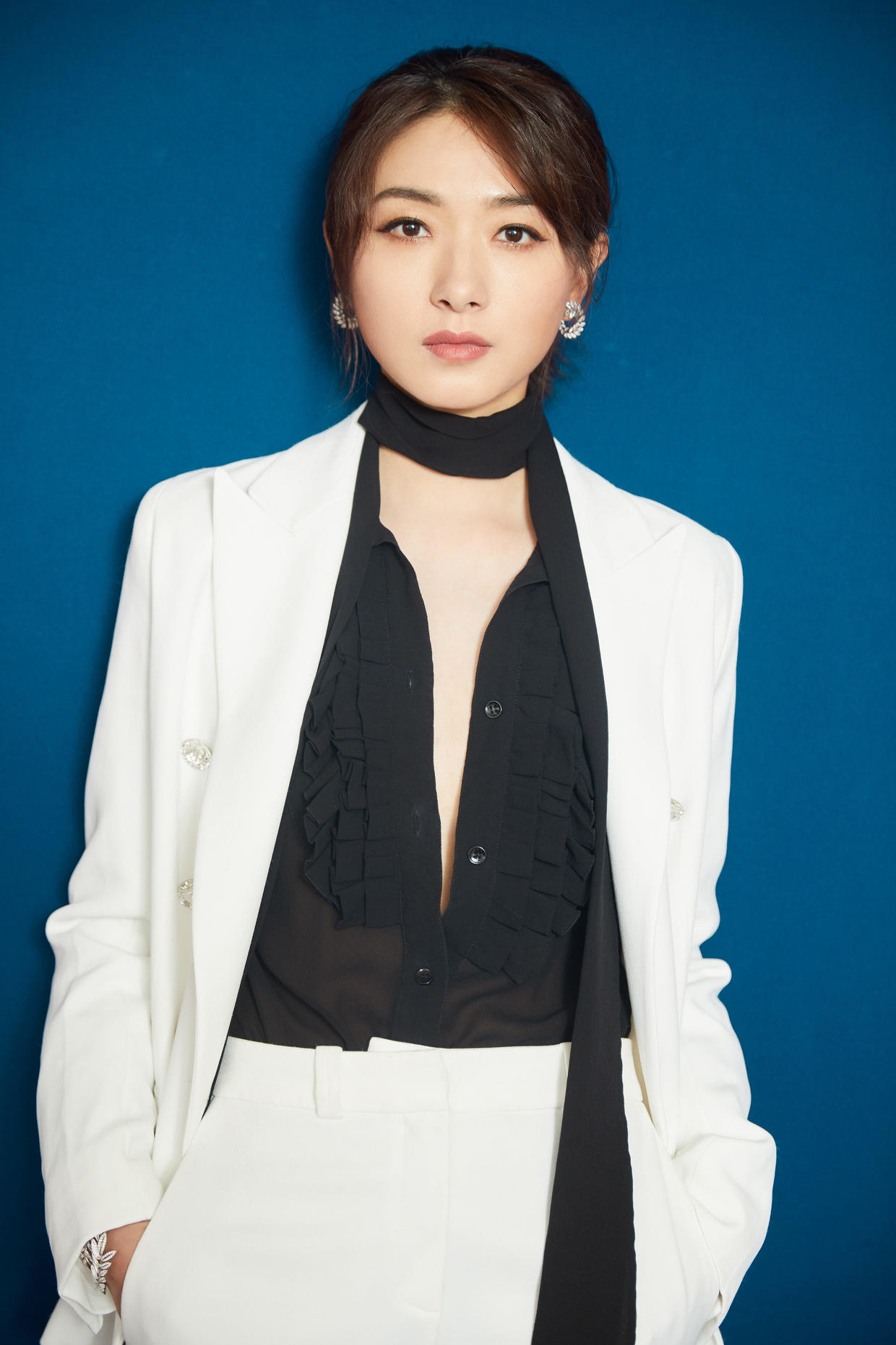 万茜到底有多飒?白色西装搭配黑色衬衫干练精致,黑色系带更飘逸