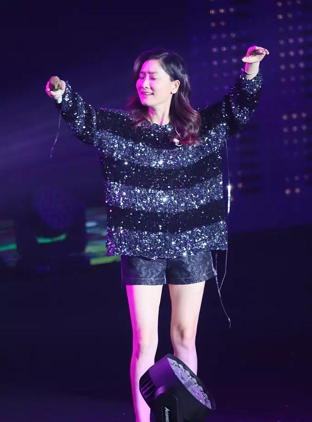 凤凰传奇玲花这腿真是绝了虽然不瘦有肉感但也太直了