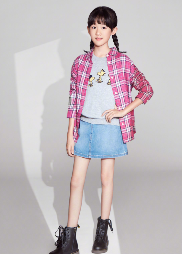 现在的贝儿拥有了爸爸妈妈的长腿基因,这双又细又长的腿真的是让人很