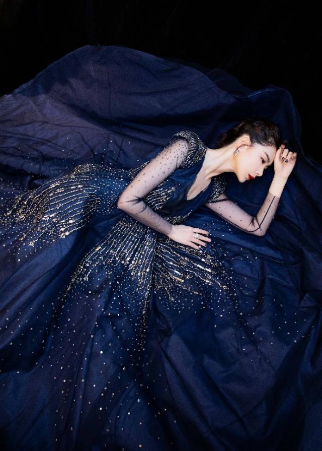 戚薇一袭蓝色星空裙