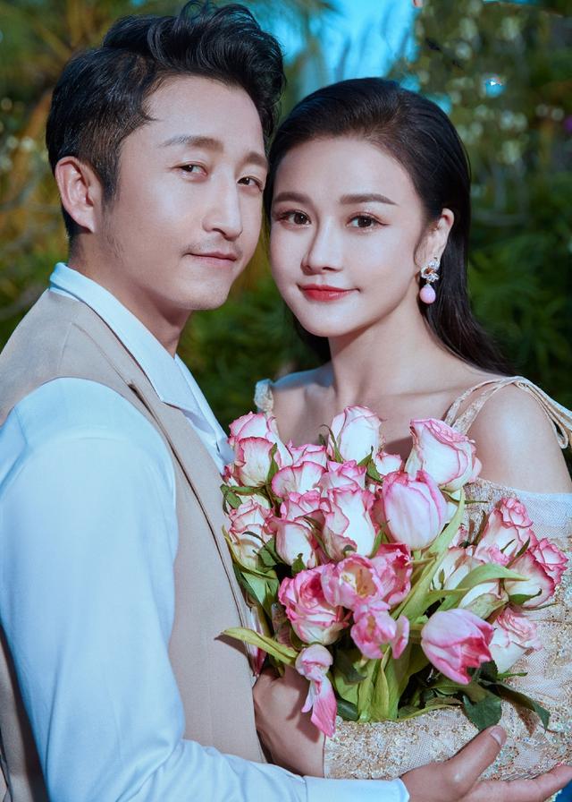 邹市明冉莹颖海景婚纱写真曝光,造型风格百变,二人拥吻甚是恩爱