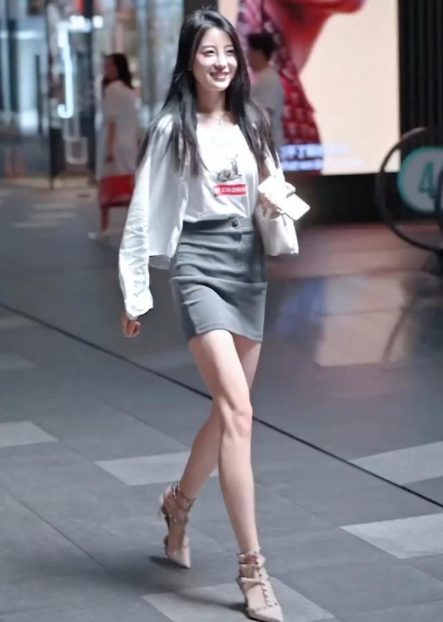 最近火了种"女王步",走路间隔0.5m,女生看了都要沦陷