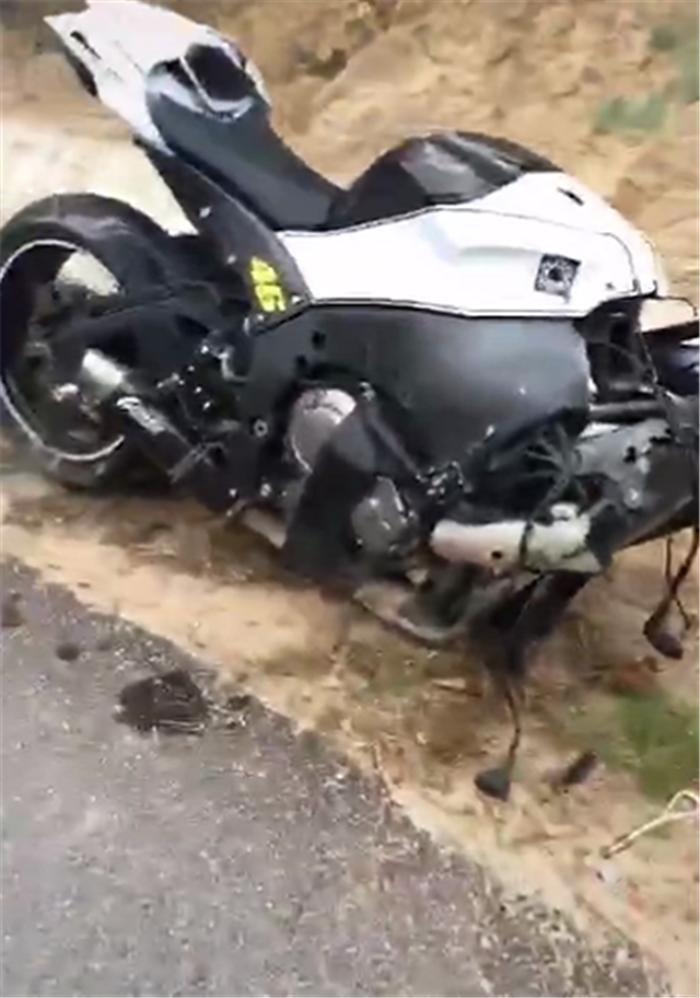 据悉,该款川崎是一辆川崎zx-10r摩托车,车价21.