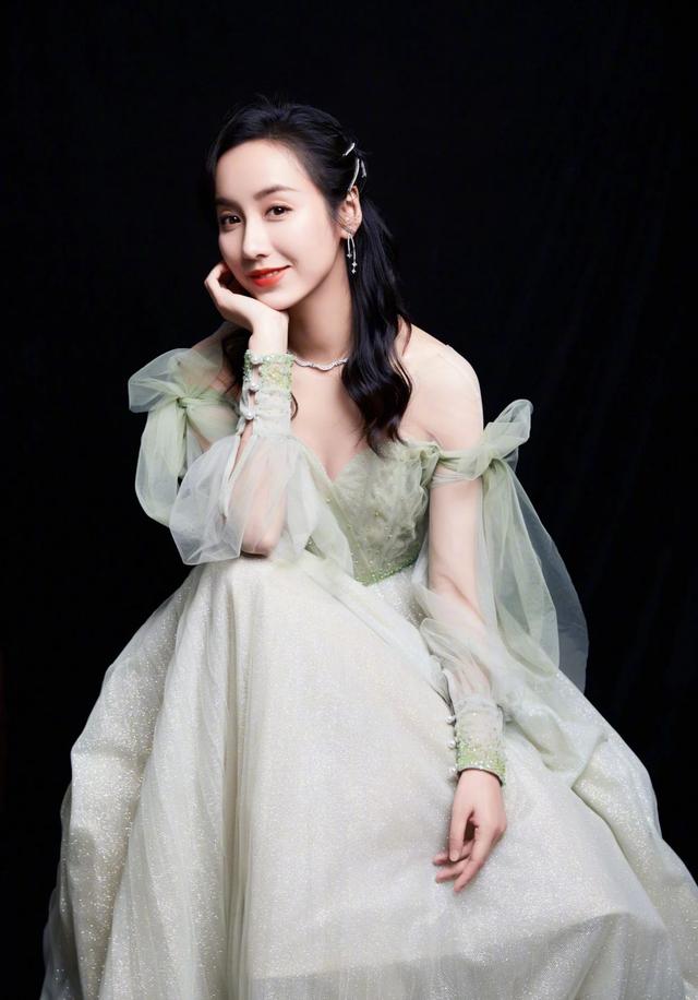 吕一真是美炸了!白色挂脖式礼裙穿出好身材,气质出尘迷死人