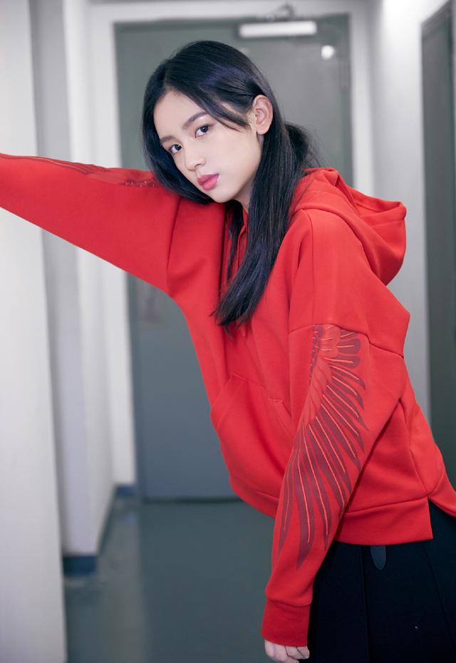 少年的你中她是魏莱今穿挂脖上衣配纱裙刘海看得人想笑