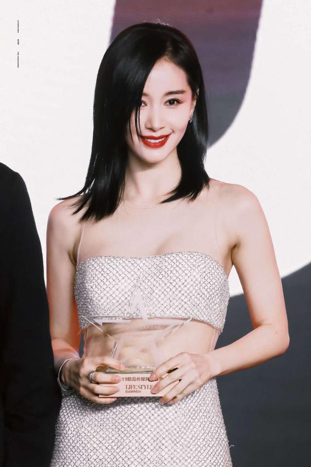 王子文一改"小妖精"形象!长发飘飘跟换了个人似的!