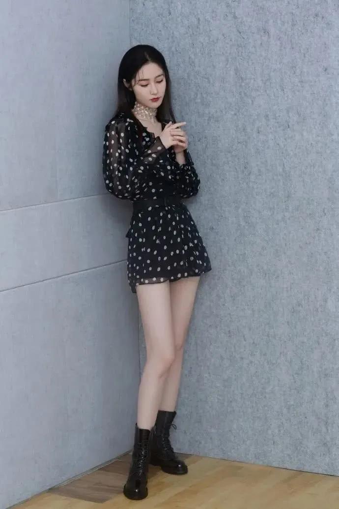 梁田真是主持界的美人!短裙配腰带秀"丝袜腿",都可以当腿模了