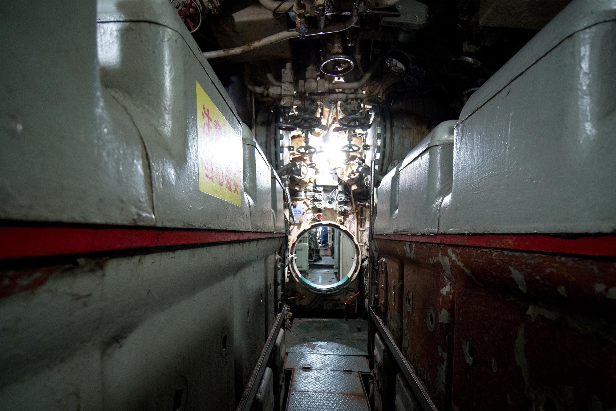 浙江唯一的潜艇观光基地,停泊在台州椒江上,游客可进入内部参观