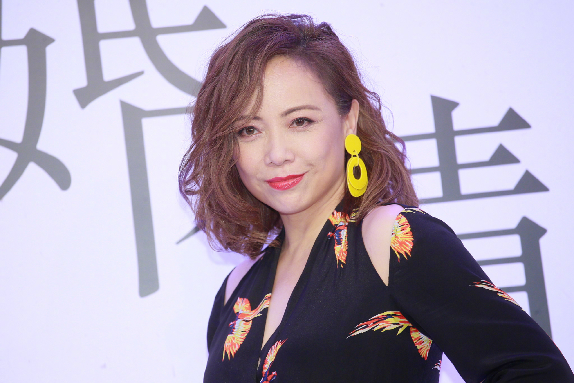 54岁邓萃雯一点没见老!换短发洋气好多,拖地长裙霸气又女人