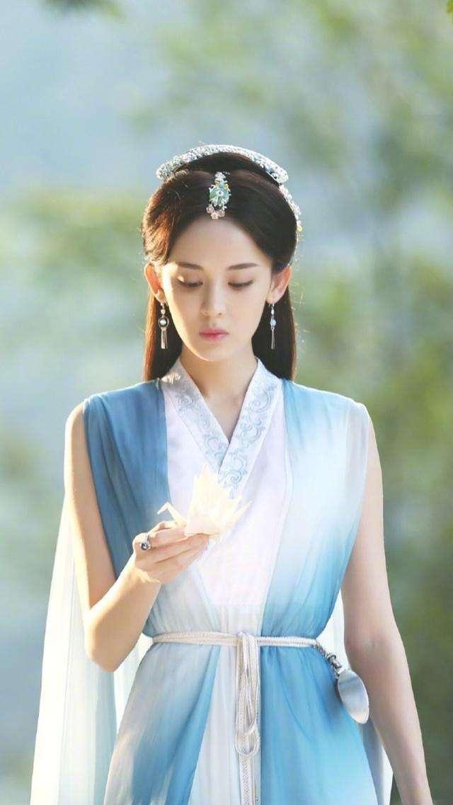 古力娜扎穿性感短裙秀美背,直言做作,堪称最美营业照