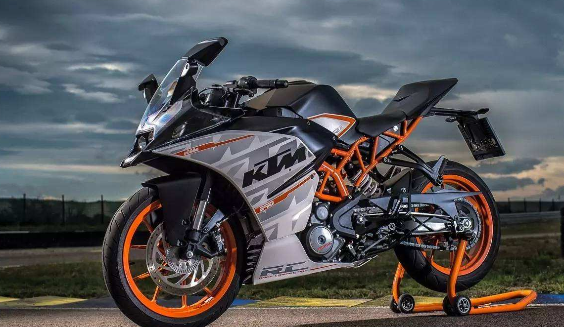 400CC级别，选川崎忍者400还是KTM RC390？