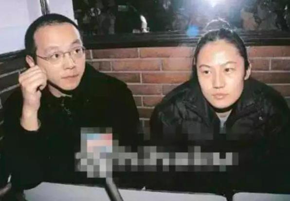 王菲早期外出吃饭,在餐桌旁快乐聊天,窦唯却一脸深情地看着老婆