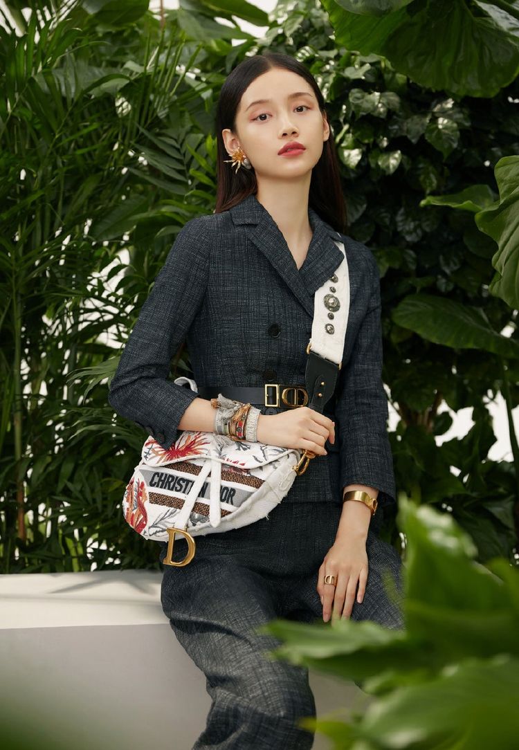 她15岁当模特出道,今穿灰黑色西装直筒裤,配中分发型气场炸裂