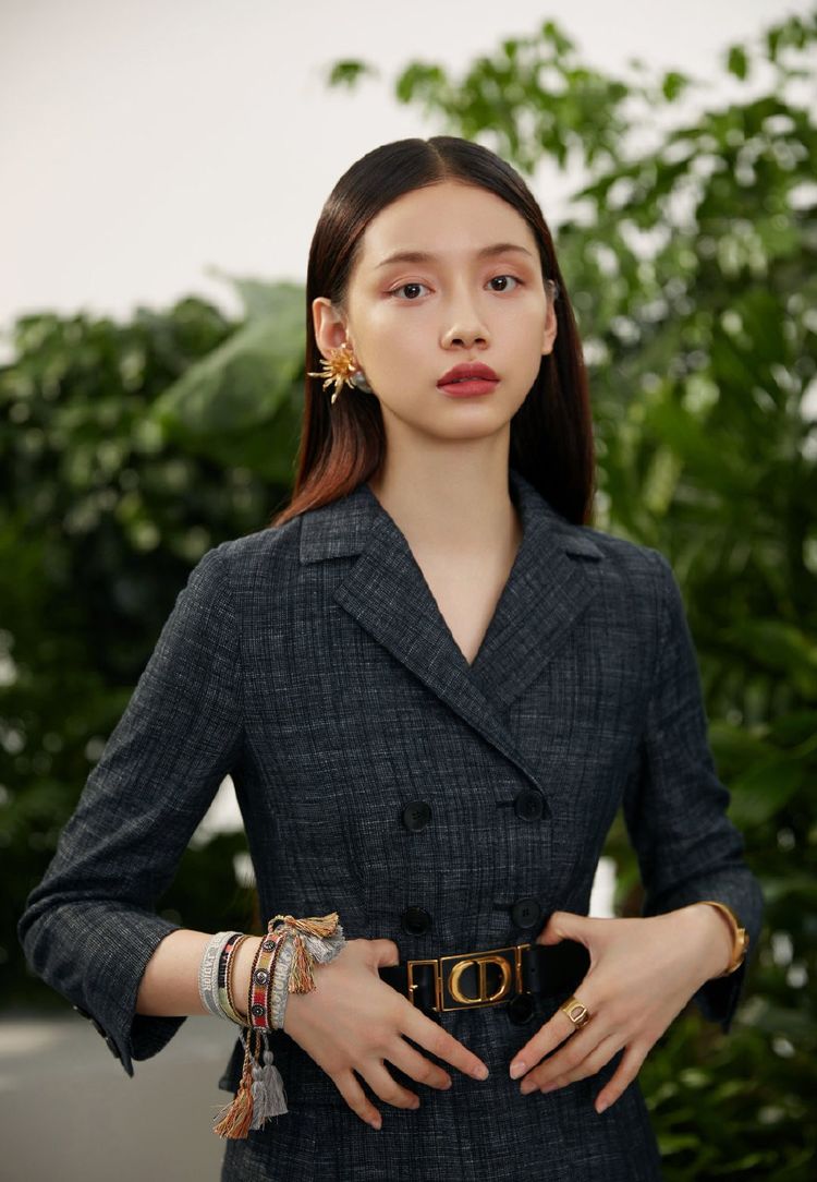 她15岁当模特出道,今穿灰黑色西装直筒裤,配中分发型气场炸裂