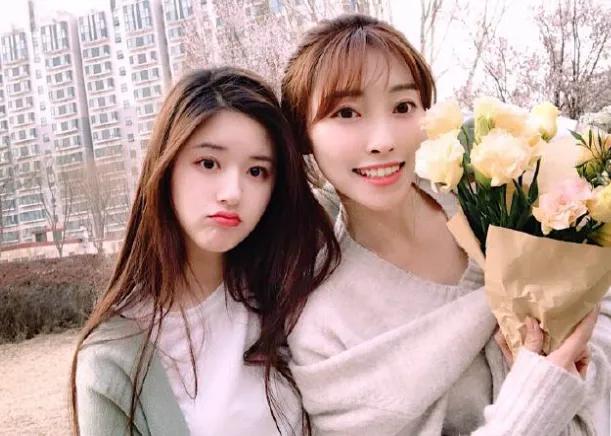 赵露思与闺蜜合影,凑近镜头看清鼻子:终于知道明星与素人的差距