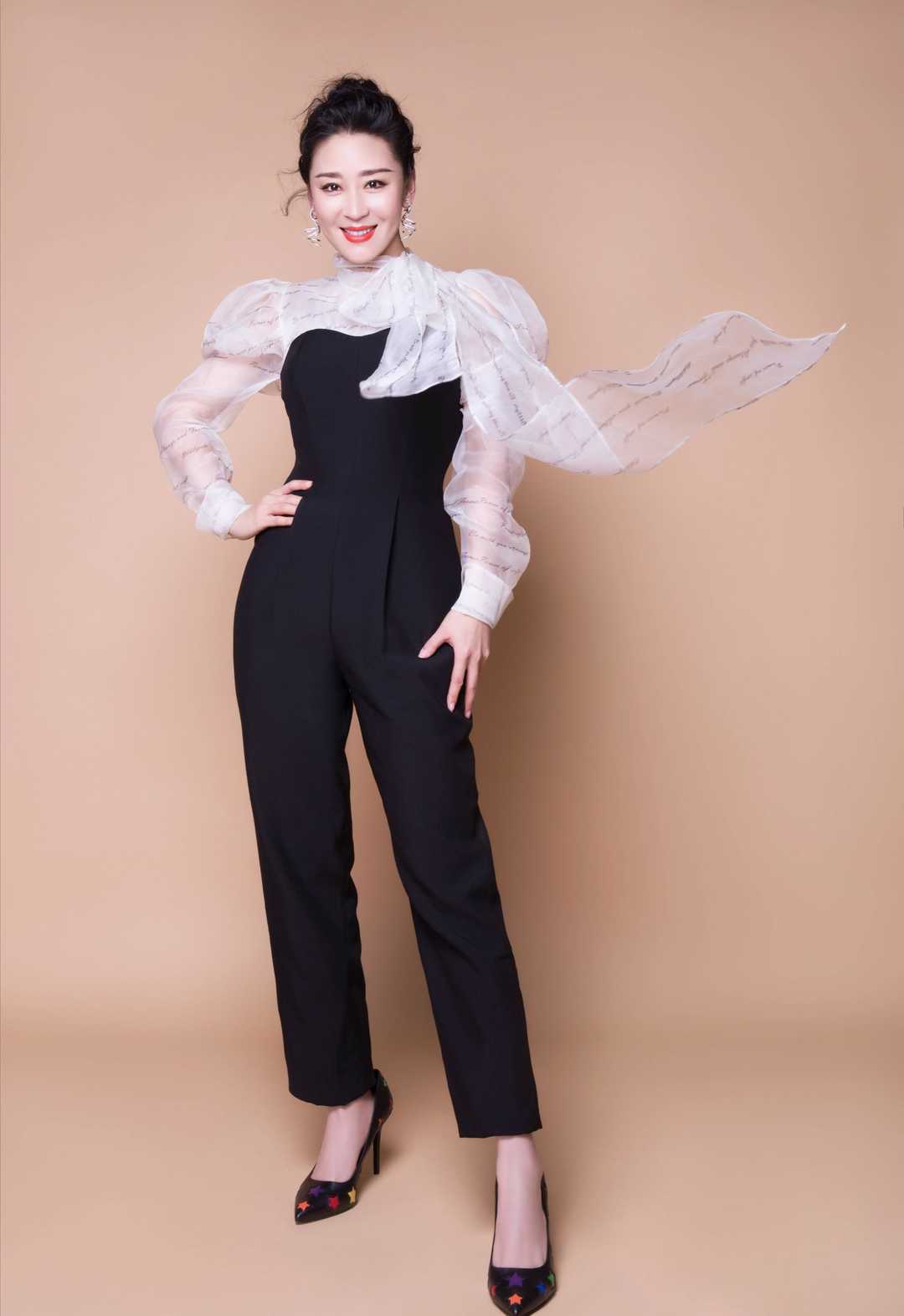 苗圃身材真有料!深蓝色不规则连衣裙优雅沉稳,高级精致不失妩媚