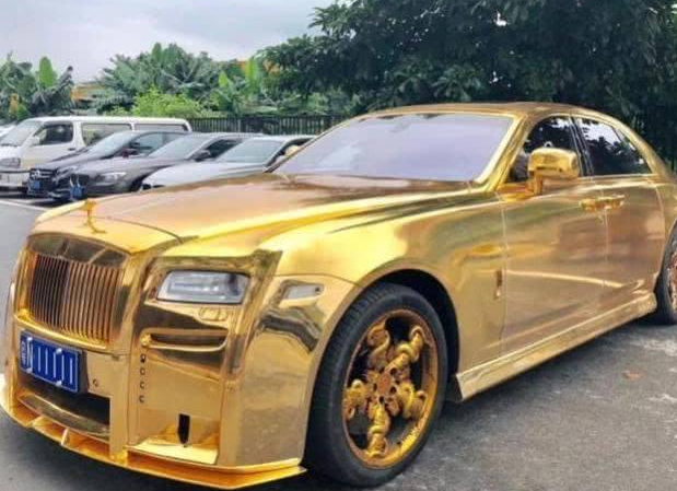 土豪想卖掉劳斯莱斯车身全金色车轮挂五条金龙带牌卖没人敢要