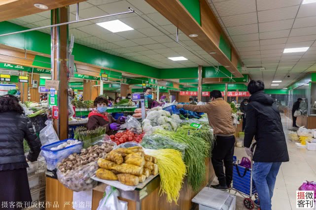 郑州农贸市场当好“菜篮子”，市民购物佩戴口罩间隔1米