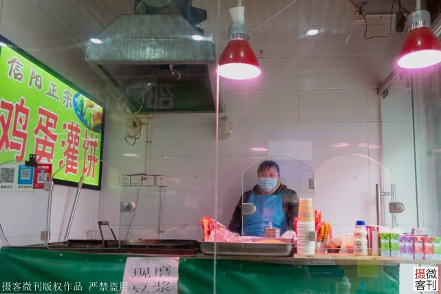 郑州农贸市场当好“菜篮子”，市民购物佩戴口罩间隔1米