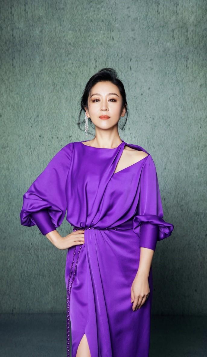 苗圃身材真有料!深蓝色不规则连衣裙优雅沉稳,高级精致不失妩媚