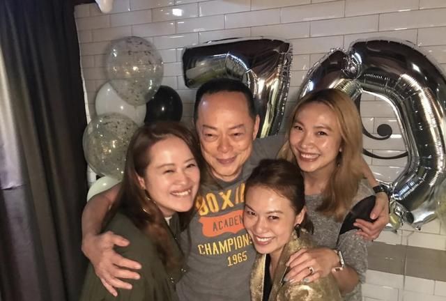 71岁tvb老戏骨罗乐林为女儿庆生妻子罕见露脸,两人同屋分居九年