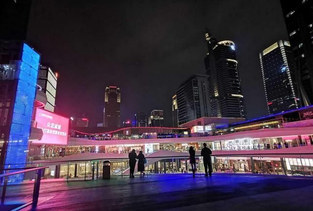 实拍深圳夜景最震撼的购物中心！就在深圳CBD，旁边是深圳最高楼