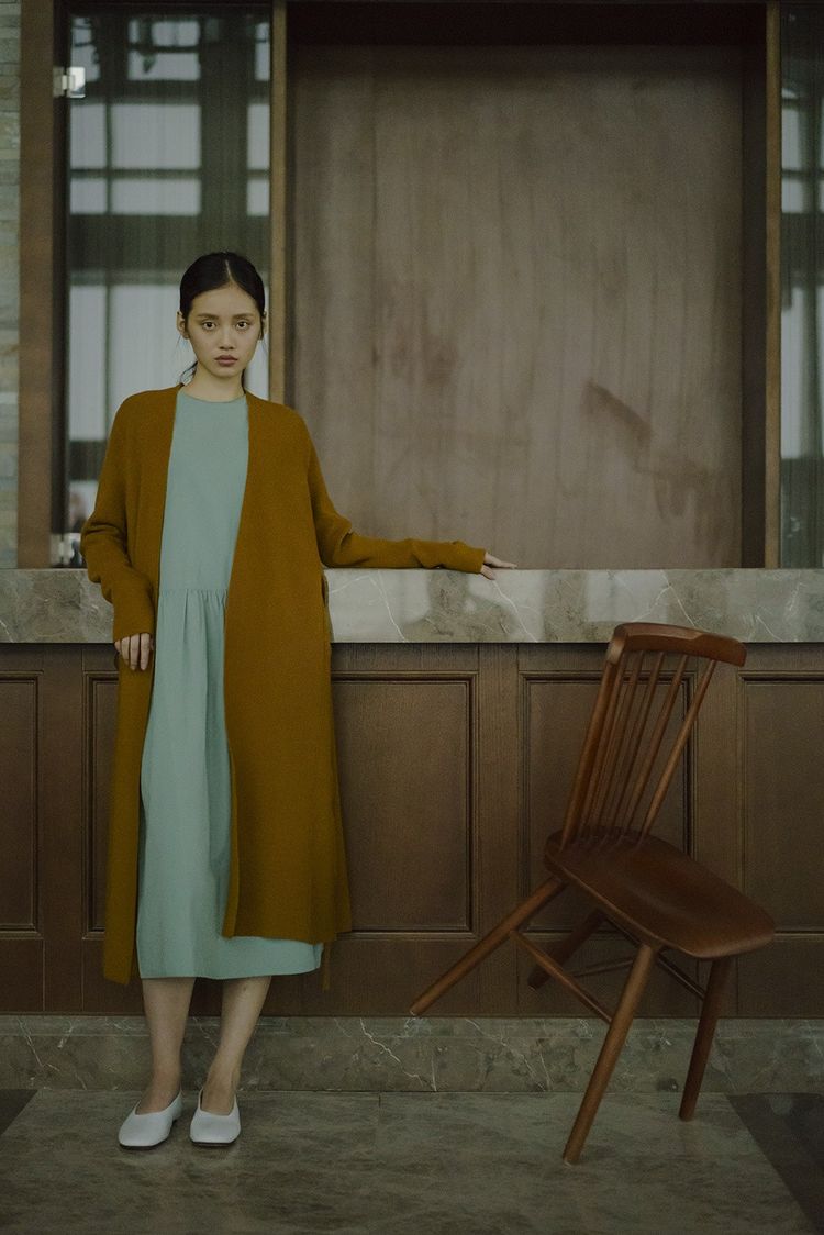 她15岁当模特出道,今穿灰黑色西装直筒裤,配中分发型气场炸裂