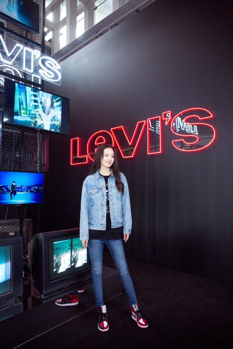 她15岁当模特出道,今穿灰黑色西装直筒裤,配中分发型气场炸裂