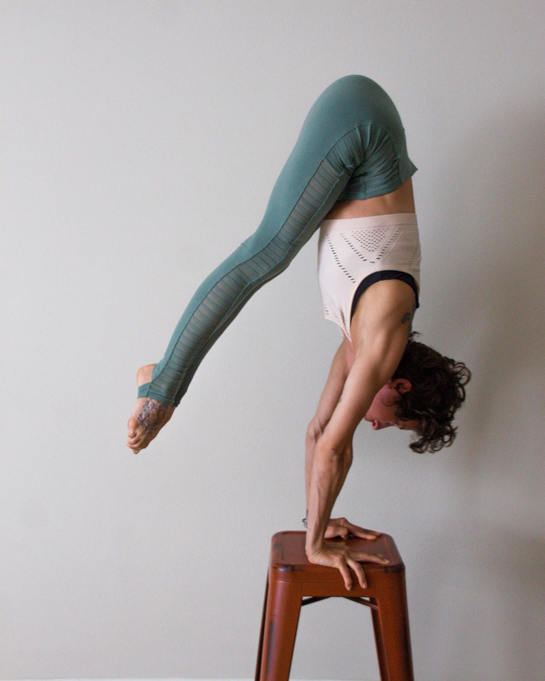 刘涛越来越有韵味,一袭高开叉亮片裙身材满分,修长美腿惹人羡慕