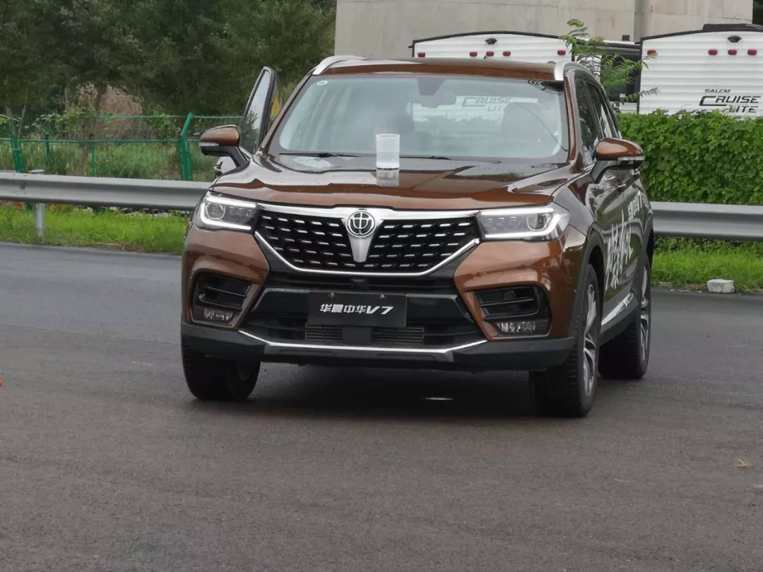 为何红旗向上，中华却原地踏步？