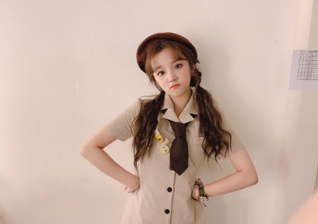 她是女团成员,因《奔跑吧》走红中国,今穿毛衣配短裙,呆萌娇嫩