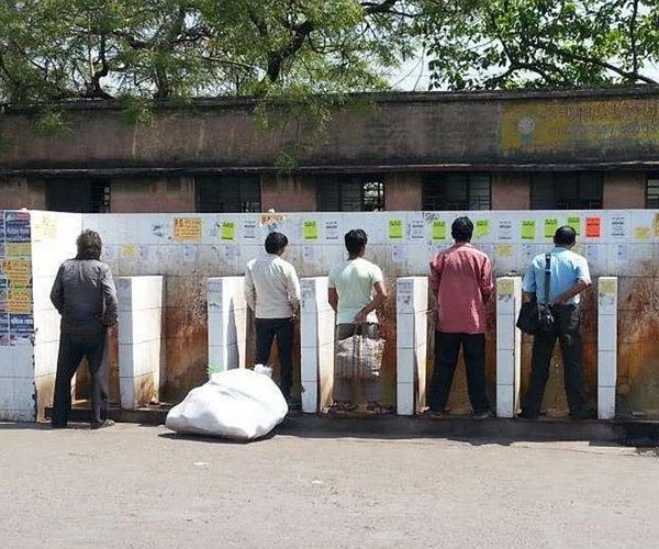 印度都是露天厕所那女人是怎样上厕所的看完表示让人心疼