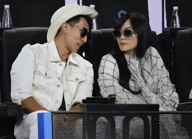 40岁林丽莹穿睡衣不失少女感,哪像孩他妈