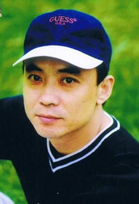 他的儿子是影帝老婆的身价无与伦比而他只是一个跑龙套演员