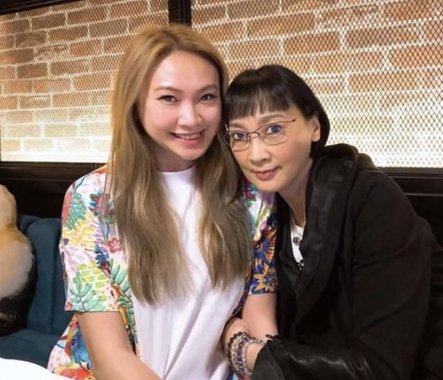 71岁tvb老戏骨罗乐林为女儿庆生妻子罕见露脸,两人同屋分居九年