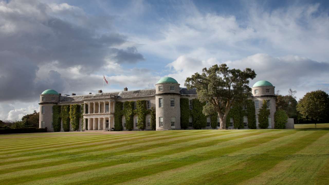 稍微想象一下就能知道这个庄园究竟有多大了